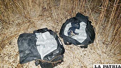Dos bolsos en los que los uniformados hallaron 50 paquetes de metanfetaminas con un peso total de 25 kilogramos que se pasaban con vehículo de control remoto por la frontera /EFE
