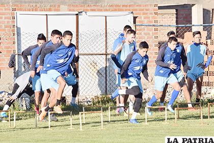 El entrenamiento fue exigente para los futbolistas 
/Reynaldo Bellota /LA PATRIA