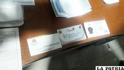 Las tarjetas y un certificado de sufragio del dirigente Cerrudo /LA PATRIA
