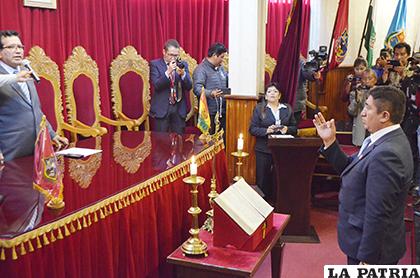 El momento del juramento de Oswaldo Olivera como alcalde municipal
/JOHAN ROMERO /LA PATRIA
