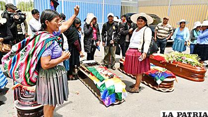 Ciudadanos rodean los féretros de varios de los fallecidos tras los disturbios con las fuerzas del orden en Cochabamba (Bolivia) /EFE