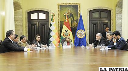 La presidente Jeanine Áñez y parte de su gabinete sostiene una reunión con los representantes de la OEA /UD