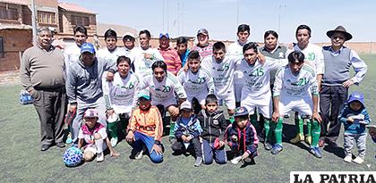 El equipo de D Kombis venció a Tigres y es semifinalista del torneo /cortesía Rodolfo Araníbar