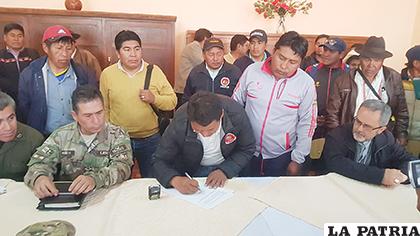 Firman acuerdo para pacificar Oruro y el país /LA PATRIA