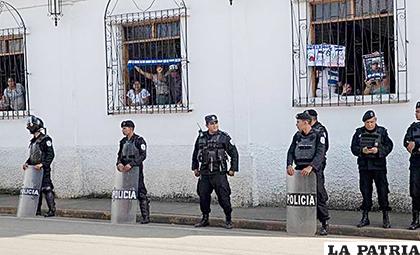 Al menos 16 templos católicos se encuentran sitiados por policías o grupos oficialistas /EFE
