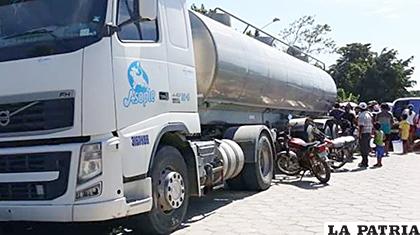 Productores regalaron leche a causa del bloqueo en Yapacaní, Santa Cruz /Archivo /El Deber

