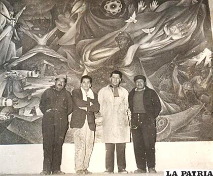 Miguel Alandia Pantoja, de blanco, posa frente al mural en Milluni, que fue tapado para evitar que la dictadura lo destruyera /RC Noticias