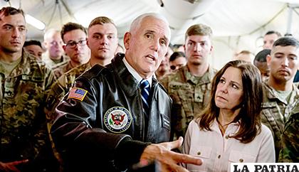 El vicepresidente de EE.UU., Mike Pence, junto a los militares que están instalados en Irak /televisa.com
