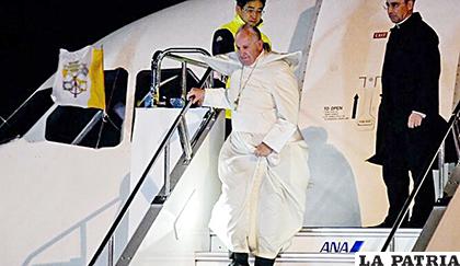 El Papa Francisco desciende del avión que lo llevó a Japón para una visita de tres días /tvn-2.com
