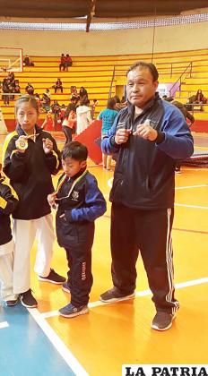 Con su entrenador Marcelo Taborga