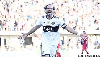 Roque Santa Cruz no pierde su olfato goleador, ayer anotó cuatro para el Olimpia /mediotiempo.com