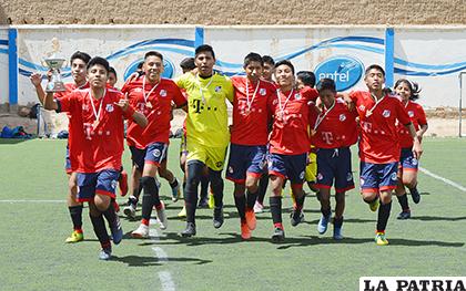 La vuelta olímpica de Afiz campeón del fútbol en la categoría Sub-17 /Alex Zambrana /LA PATRIA