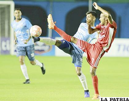 La acción de juego en el partido que terminó igualado 1-1/APG