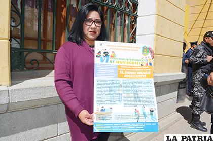 La secretaria municipal de Cultura, Zobeida Ledo promocionó el concurso /LA PATRIA /archivo
