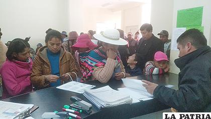 Las personas con discapacidad comenzaron a recibir sus 250 bolivianos /GAMO

