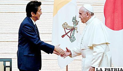 El papa Francisco junto a Matsuki Kamoshita, uno de los damnificados por el terremoto en 2011 /EFE
