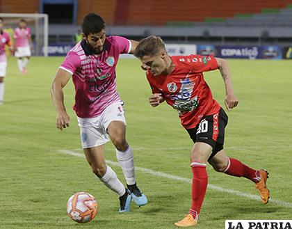 La acción de juego del partido entre Aurora y Nacional Potosí, finalizó 1-1 /APG