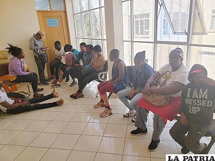 El grupo de haitianos que esperaba en dependencias de la Interpol / FOTO: LA PATRIA