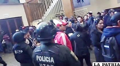 La Policía tuvo que intervenir en el Paraninfo Universitario y en sus afueras /CAPTURA DE VIDEO
