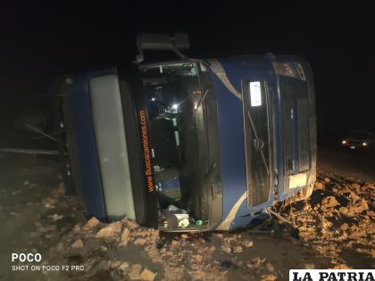 El Volvo quedó de esta manera sobre la carretera /Policía