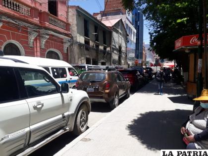 Los efectivos policiales controlarán que vehículos no se estacionen en aceras /LA PATRIA