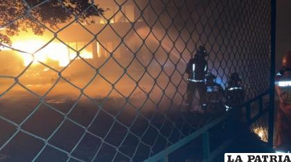 Imágenes del incendio en el depósito de YPFB /YPFB