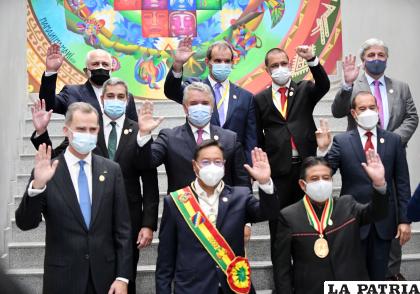 Luego de los actos, se tomaron la foto oficial en la Casa Grande del Pueblo /ABI