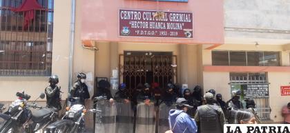 Varios policías resguardaron la sede de la federación mientras se elegía la nueva directiva /LA PATRIA