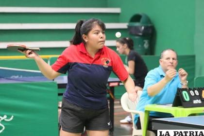 Inga Delgadillo está a un paso de ser parte de la selección boliviana de tenis de mesa /LA PATRIA