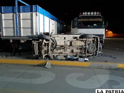El vehículo volcó e impactó contra los dos camiones /LA PATRIA