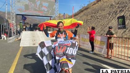 Juan Carlos Salvatierra, se proclamó ganador del Campeonato Mundial del Desierto /fueluniverse.tv