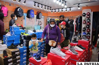 Galerías Jhoan ofrece en promoción artículos de ropa, accesorios y zapatillas /LA PATRIA