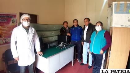 Durante la entrega de enseres al Centro Integral de Salud (CIS) Huachacalla /LA PATRIA