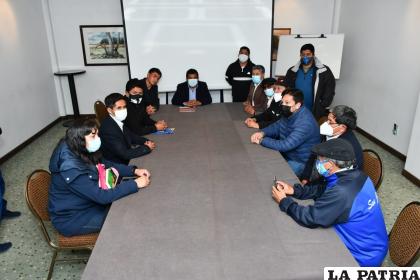 Durante la reunión que se realizó anoche en un céntrico hotel de La Paz /Emilio Castillo