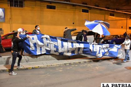 Varios hinchas del “Pabellón Norte” acompañaron a la delegación /Nerick Saavedra