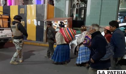 Comunarios fueron traídos por efectivos policiales a la ciudad de Oruro /LA PATRIA