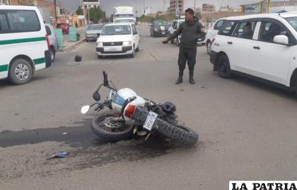 La motocicleta registró serios daños materiales /LA PATRIA
