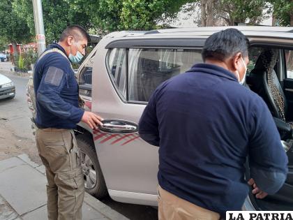 Los auteros rompieron un vidrio para ingresar al vehículo y proceder al robo /LA PATRIA
