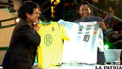 En 2005, Maradona recibió a Pelé en el programa “La Noche del 10”
