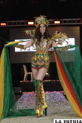 Yesenia Fuentes Condarco luciendo un espectacular Traje Típico de Diseños Monika Altamoda