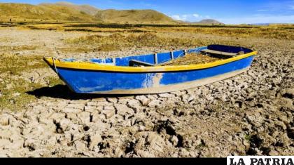 Una lancha pequeña en la región del lago menor del Titicaca en Cumana sin agua /Alberto Mamani