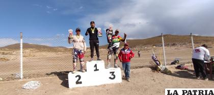 Los ganadores celebraron con el público al final de la jornada /LA PATRIA