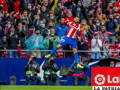 Espectacular manera de celebrar de Carrasco, autor del primero del Atlético /as.com