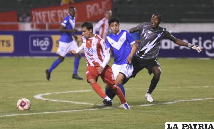 A pesar del esfuerzo, los “santos” terminaron nuevamente con una goleada en contra /APG