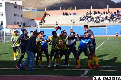 Los amantes del fútbol en Oruro tienen la esperanza que EM Huanuni llegará al profesionalismo /LA PATRIA