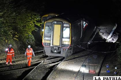 Trabajadores de los servicios de emergencia en el lugar en donde chocaron dos trenes cerca del túnel Fisherton entre Andover y Salisbury en Wiltshire /Andrew Matthews /PA vía AP
