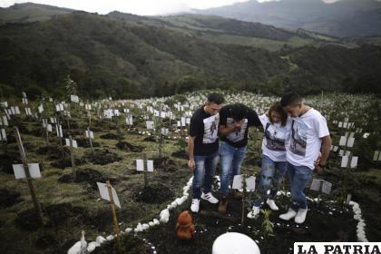 Familiares de una víctima del Covid visitan una tumba en una colina en la Reserva Natural de El Pajonal de Cogua, en Cogua, al norte de Bogotá, Colombia /AP Foto /Iván Valencia