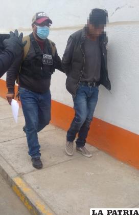 El presunto agresor es conducido a dependencias de la fiscalía /LA PATRIA