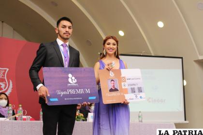 Presentación de la tarjeta Premium Dorada y Azul /LA PATRIA