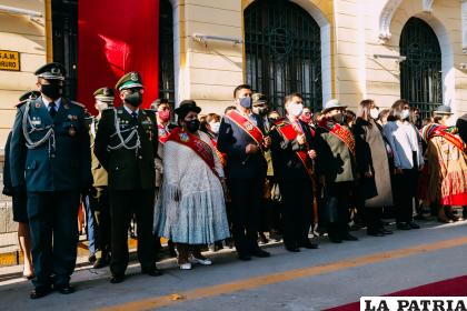 Las autoridades orureñas durante la Iza de la Bandera /Benjamín Segovia